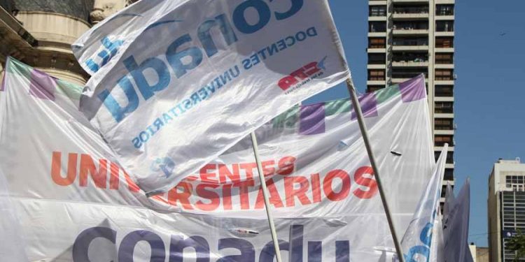 Docentes universitarios rechazaron la propuesta salarial del Gobierno y van al paro