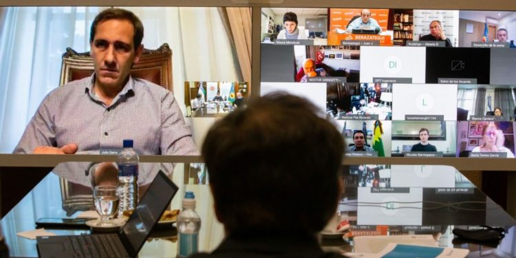 Kicillof se reunió con intendentes para analizar las próximas medidas