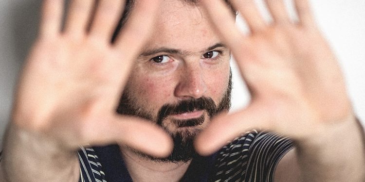 El cantautor Julian Oroz compartió nuevo disco: “Si haces lo que queres, la moda se encarga de alcanzarte”