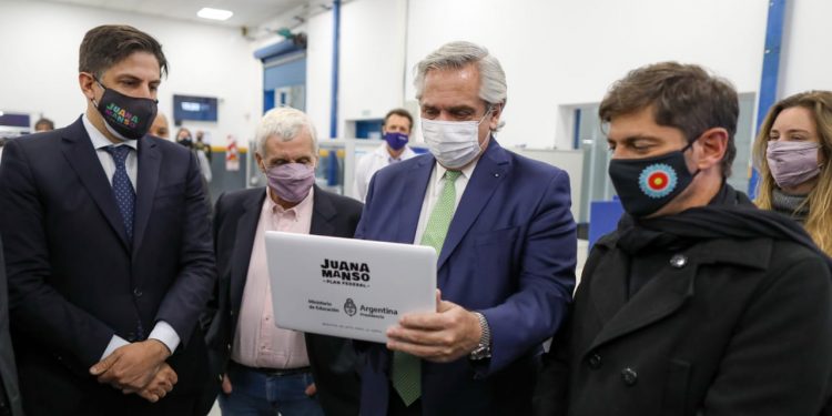 El Presidente anunció la entrega de netbooks a estudiantes