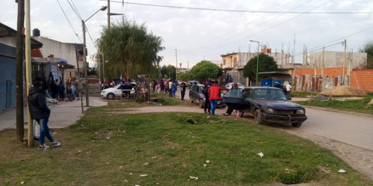 Realizaron una olla popular en Melchor Romero y pidieron ayuda para 70 familias sin hogar