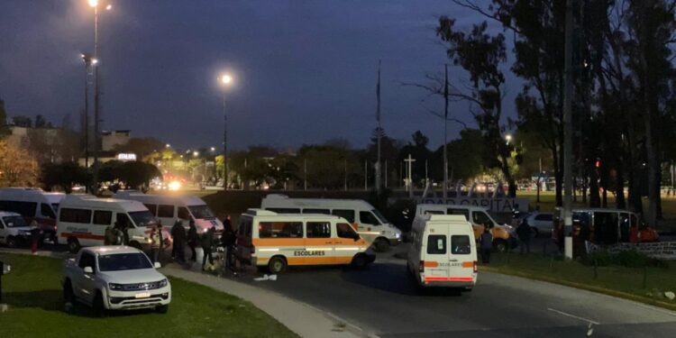 Transportistas realizaron una protesta por falta de pago