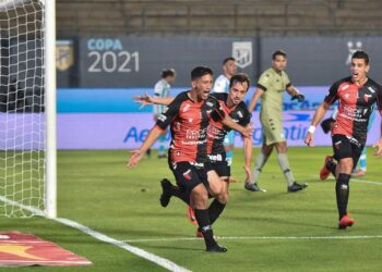 Colón goleó a Racing y es campeón de la Copa de la Liga por primera vez en su historia