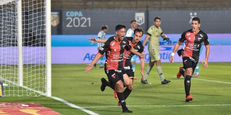 Colón goleó a Racing y es campeón de la Copa de la Liga por primera vez en su historia
