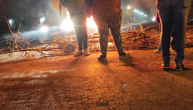Dos días sin luz: vecinos del oeste platense cortaron la calle para reclamar a Edelap
