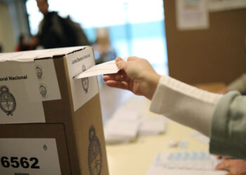 Para las elecciones 2021 deberán estar vacunadas las autoridades de mesa