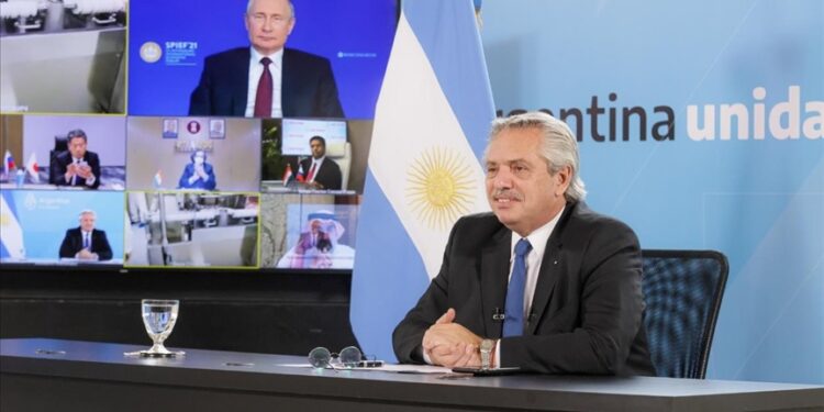 Partió el avión a Moscú en busca del principio activo para fabricar la vacuna contra el Covid-19