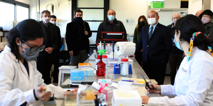 Tauber y Salvarezza recorrieron el laboratorio donde la UNLP realiza la vacuna contra el coronavirus