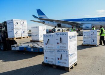 Esta tarde llegará el primer lote del principio activo para producir la Sputnik V en nuestro país