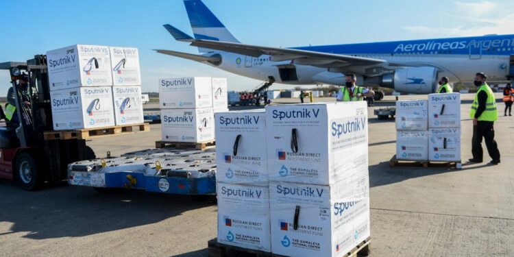 Esta tarde llegará el primer lote del principio activo para producir la Sputnik V en nuestro país