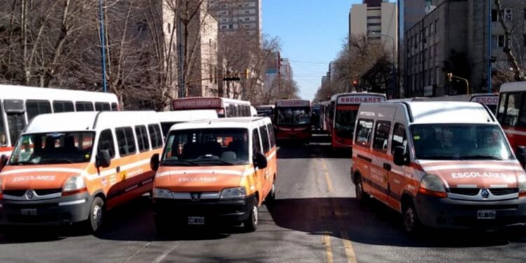 Condonan deudas a los transportistas escolares de la ciudad