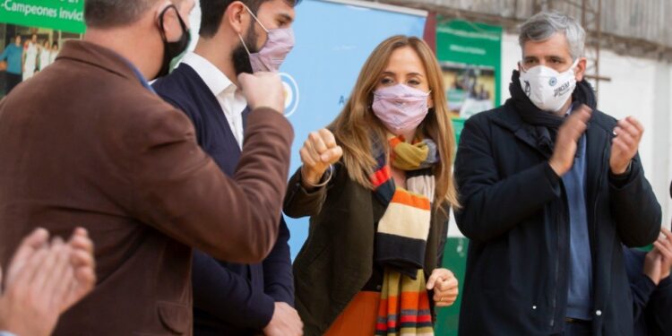 Tolosa Paz entregó tablets a referentes de instituciones de la ciudad