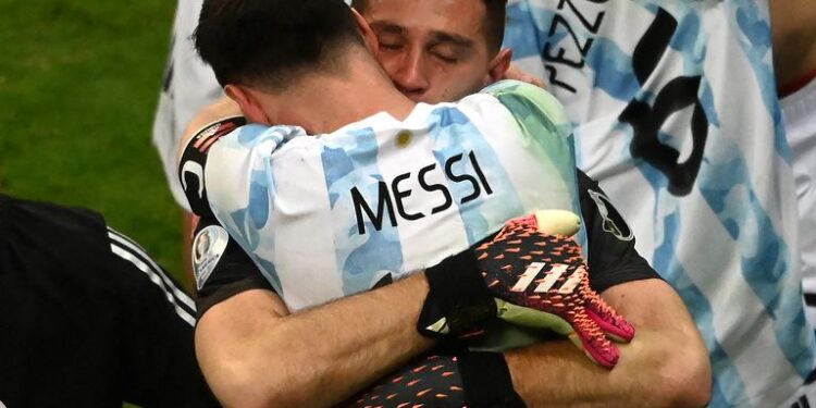 De las manos del “Dibu” Martínez, Argentina está en la final