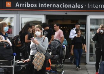 Multarán con más de 4 millones de pesos a las personas que volvieron del exterior y no cumplieron el aislamiento mixto