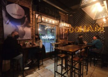 Analizarán restringir el ingreso a bares y restaurantes a aquellos que no tengan la vacuna