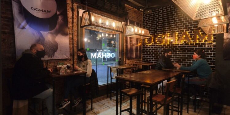 Analizarán restringir el ingreso a bares y restaurantes a aquellos que no tengan la vacuna