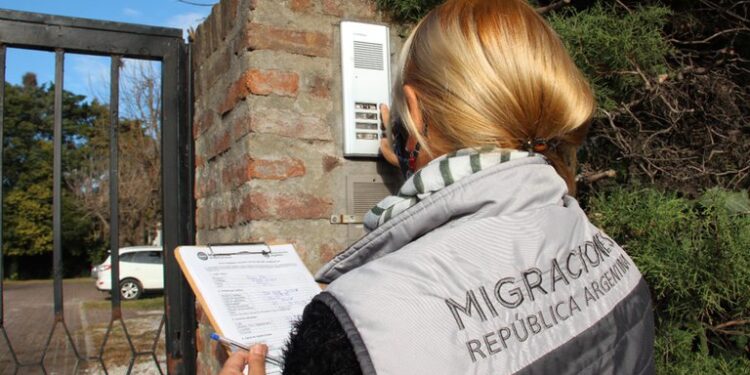 En La Plata el 35 % que regresó del extranjero no cumplió el aislamiento obligatorio