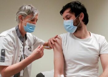 La vacunación para menores de 18 comenzará “antes de fin de año”