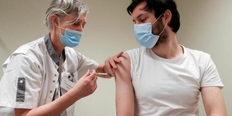 La vacunación para menores de 18 comenzará “antes de fin de año”