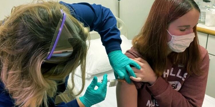 El CoFeSa decidirá esta tarde cómo avanzar con la vacunación para adolescentes con comorbilidades