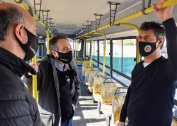 Convirtieron cinco colectivos en vacunatorios móviles para “llegar a cada rincón del territorio bonaerense”