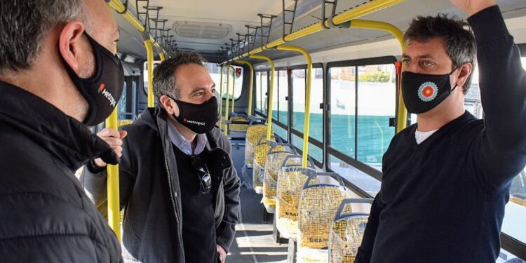Convirtieron cinco colectivos en vacunatorios móviles para “llegar a cada rincón del territorio bonaerense”