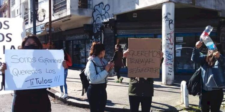 Egresados denuncian al Instituto Superior Biomédico por retención de títulos