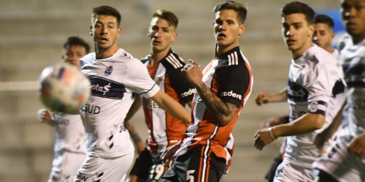 Sin brillo Gimnasia logró empatar contra River con gol del “Pulga”