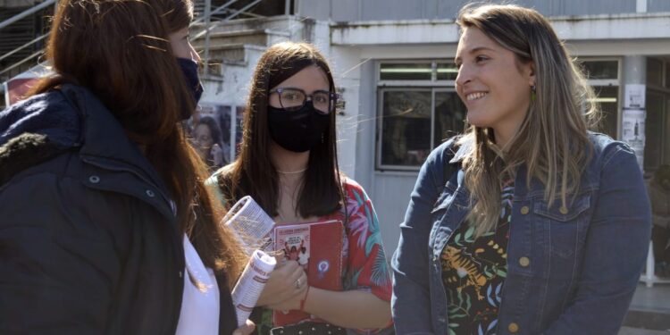 Manuela Castañeira estuvo en La Plata y aseguró que es necesaria una ley de pase a planta permanente para tercerizados y precarizados