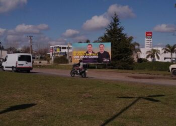 El garrismo denunció que bajaron carteles de Santilli en La Plata