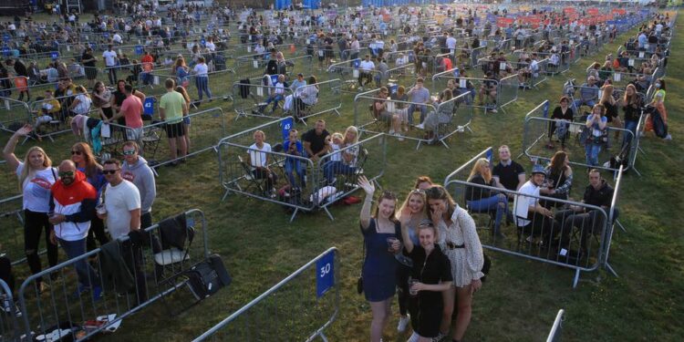 La Provincia habilitó eventos masivos de hasta mil personas al aire libre y con protocolos