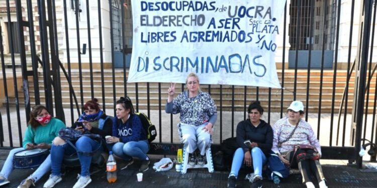 Una mujer se encadeno a la puerta de la Gobernación bonaerense