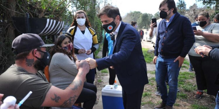 Kicillof participó de los operativos de vacunación casa por casa en La Plata