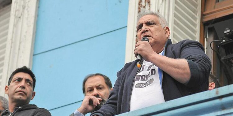 Reapareció el Pata Medina y convocó a una asamblea en la sede de la UOCRA
