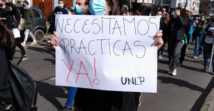 Estudiantes de Medicina se manifestaron en la ciudad