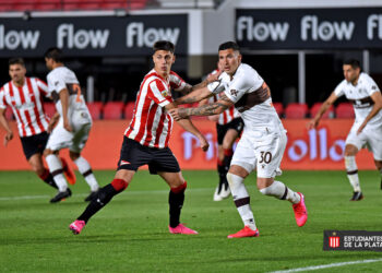 Estudiante empató pero sigue firme en la tabla