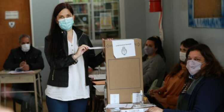 Ya votó Luana Simioni precandidata a concejal por el Frente de Izquierda Unidad