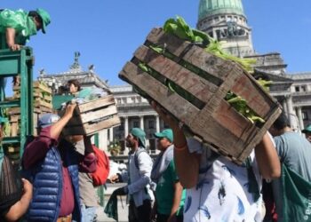 Verdurazo de la UTT frente al Congreso: piden por la ley de acceso a la tierra