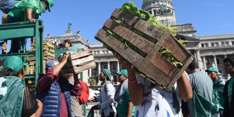 Verdurazo de la UTT frente al Congreso: piden por la ley de acceso a la tierra