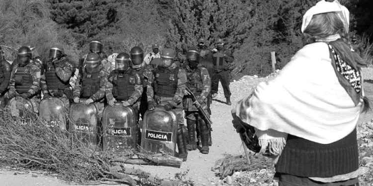 Bloqueos y desalojos a Mapuche en El Bolsón: “Hay presión al Estado desde negociados en pinificación”