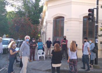 Vecinos de Plaza España se movilizaron por el pavimentado de adoquines en defensa del patrimonio histórico