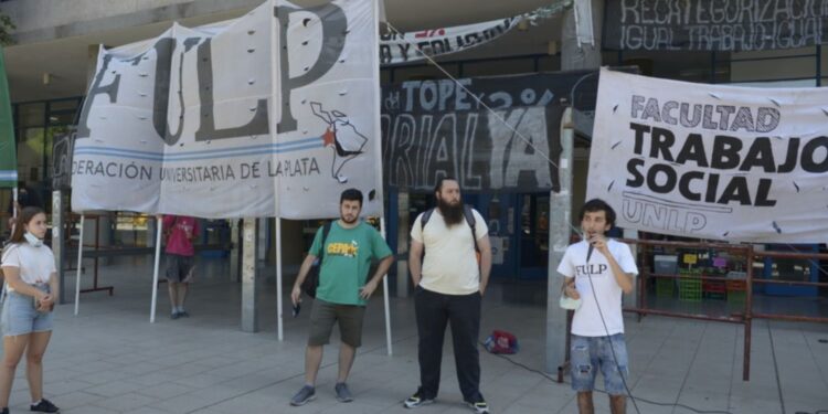 Alumnos de la UNLP se manifestaron para exigir el boleto universitario