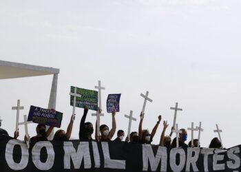 Denunciaron a Bolsonaro por crímenes de lesa humanidad: “Además, empresas presionan para que suba el dólar y el pueblo sufre la inflación”