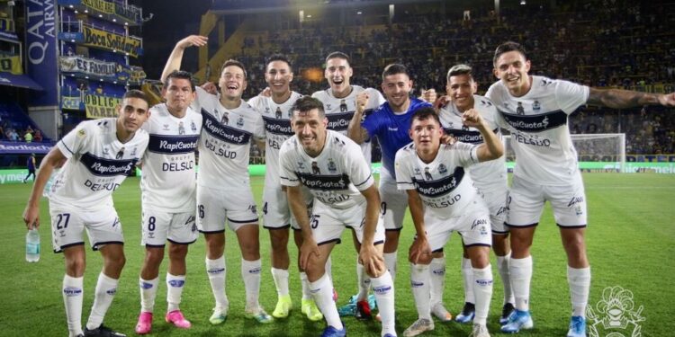 Gimnasia homenajeó a Maradona y le ganó a Boca