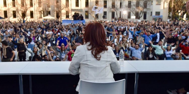 Cristina: “El peronismo es una alianza del pueblo, una articulación entre capital y trabajo”
