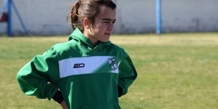 Emma recibió su carnet como futbolista en el Club Villa Arguello de Berisso