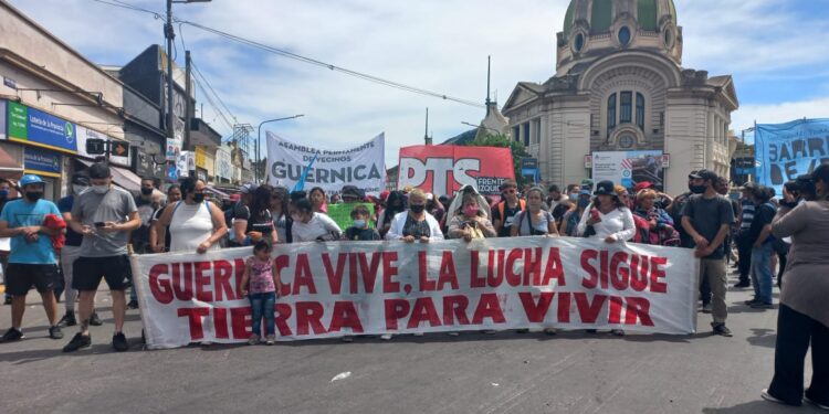 Vecinos de Guernica marcharon hacia el Ministerio de Desarrollo