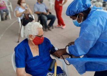 Evalúan una tercera dosis para mayores de 60 años y grupos de riesgo