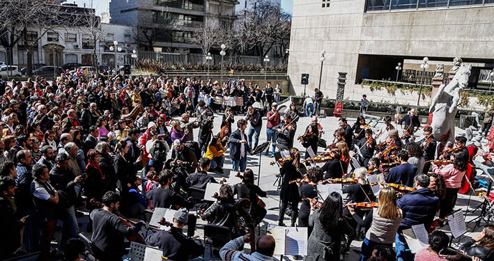 Con un concierto al aire libre de entrada gratuita el Teatro Argentino retornará a sus actividades