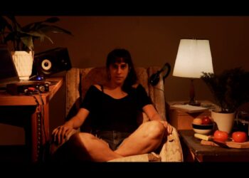 Vero Arze presentará su disco debut en banda: “En la música, me di cuenta que no es un defecto hacer un poco de todo”